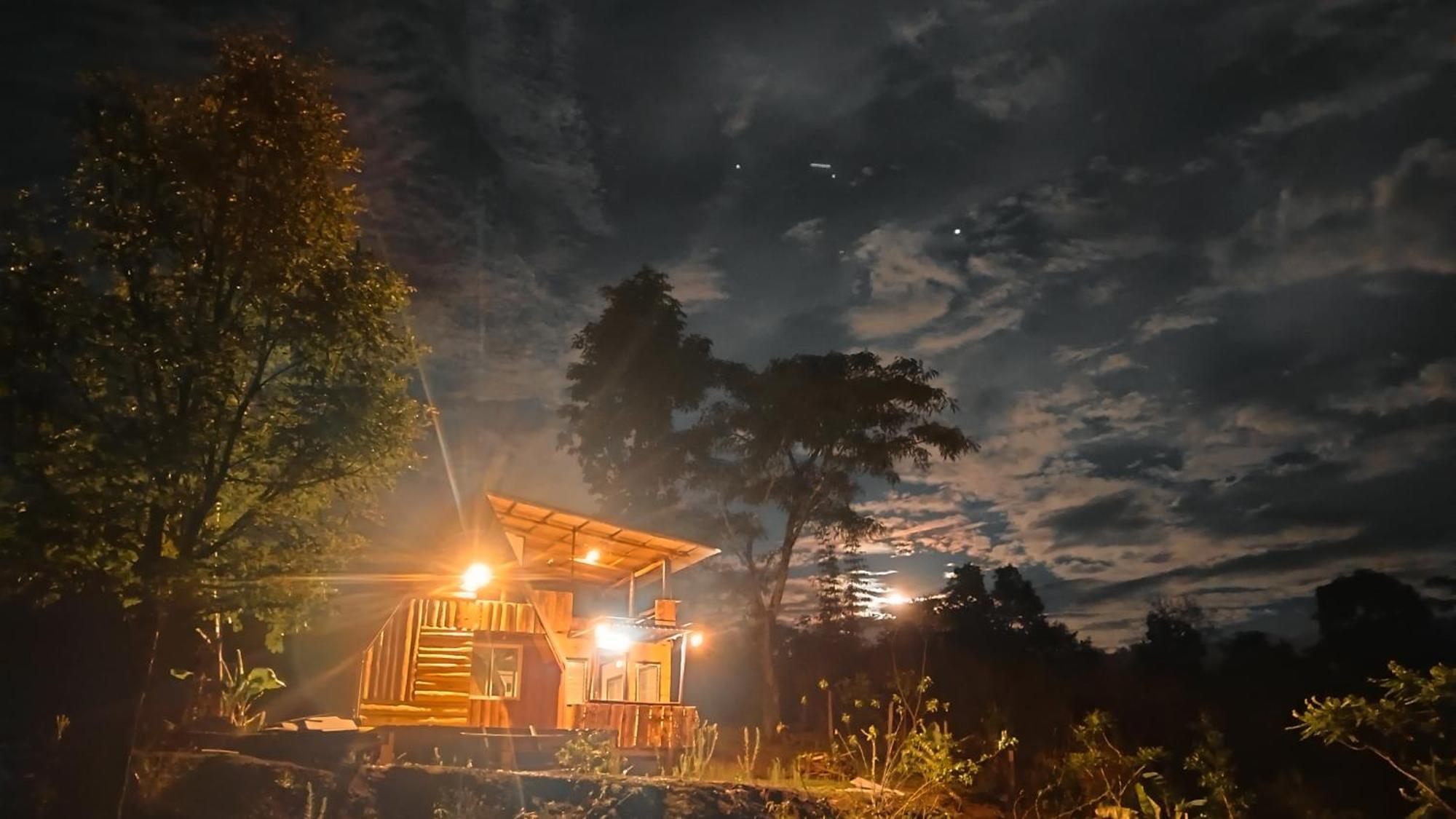 ไร่นิธิสุนทร Nithisoonthon Farmstay Mae Hong Son Exterior foto